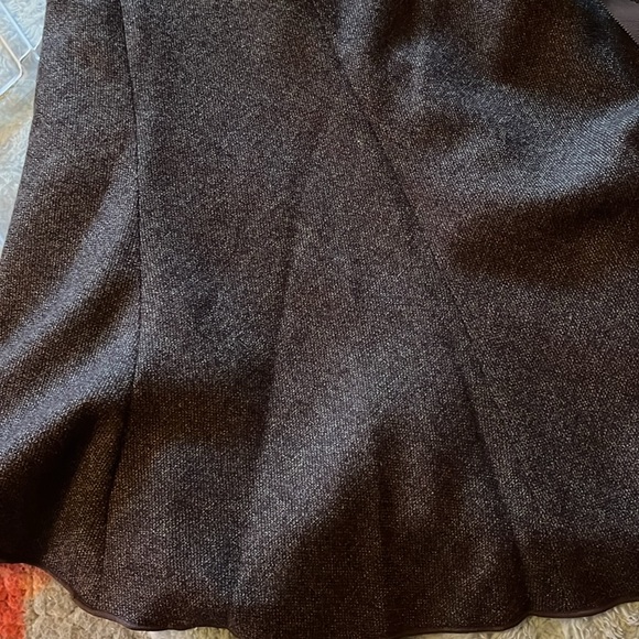 Elite tahari virgin wool skirt. - Picture 11 of 14